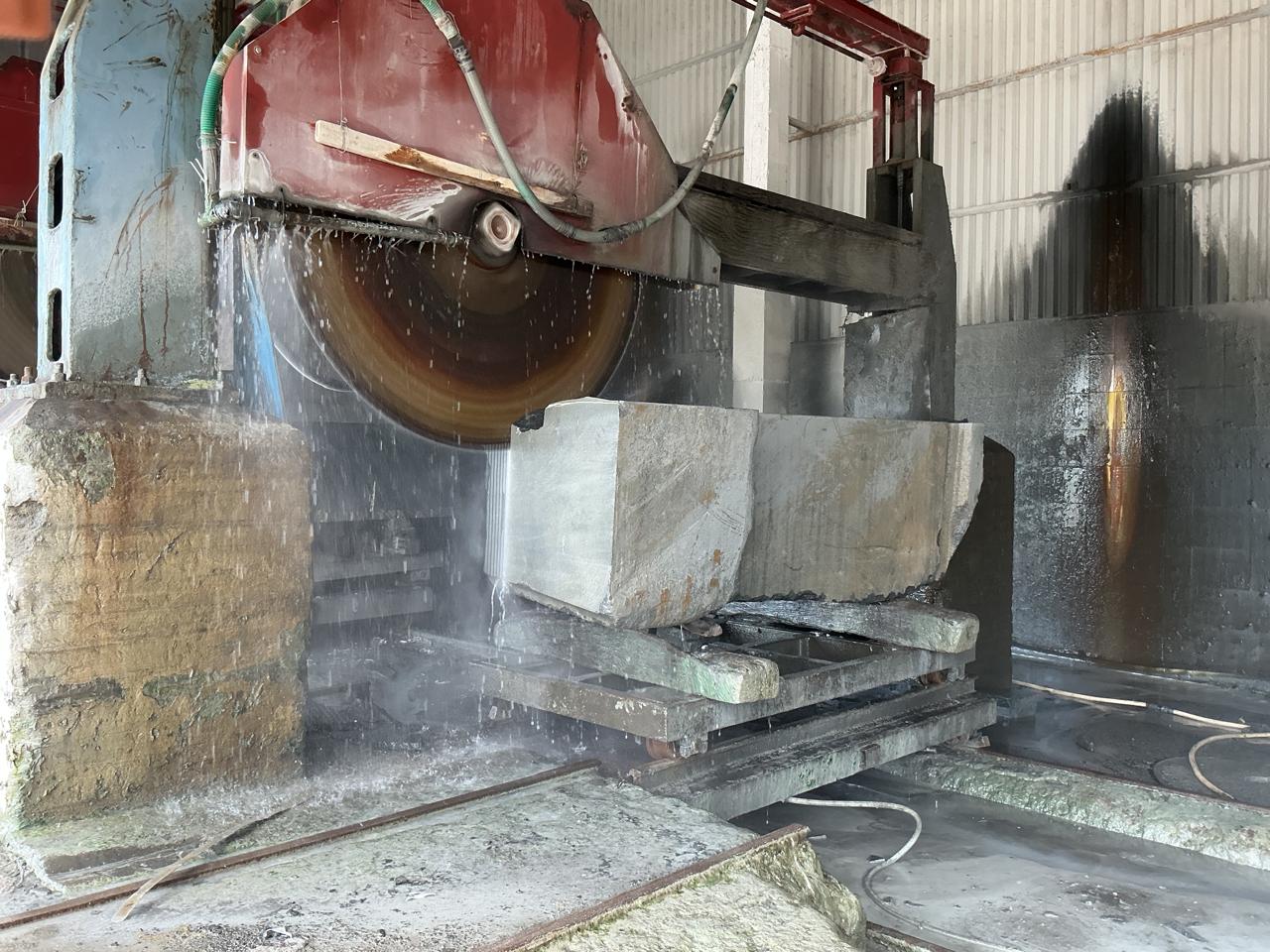 Granite block cutting machine